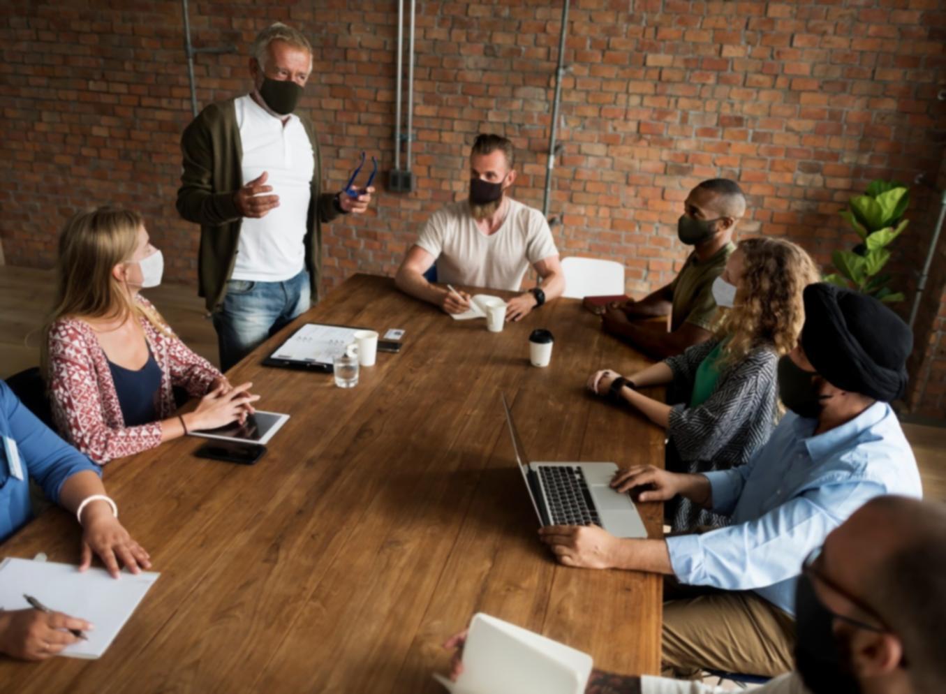 Finanzanalyst arbeitet mit komplexen Datenmodellen am Computer