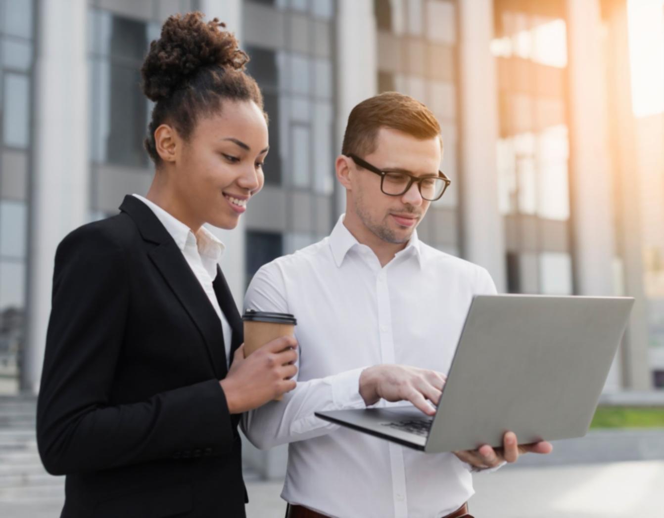 Moderne Büroumgebung mit Finanzdiagrammen und Analysewerkzeugen